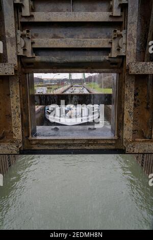 Der Tanker, Tanker, Schloss Rheinsberg, in der Friedrichsfeldschleuse, des Wesel-Datteln-Kanals, an der Mündung in den Rhein bei Wesel, NRW, Deutsch Stockfoto