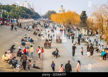 Wuhan China , 14. Februar 2021 : Menschenmenge genießen 2021 chinesische Neujahrsferien am Yangtze Flussufer in Wuhan Hubei China Stockfoto