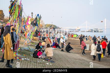 Wuhan China , 14. Februar 2021 : Menschenmenge genießen 2021 chinesische Neujahrsferien am Yangtze Flussufer in Wuhan Hubei China Stockfoto