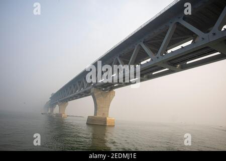 Die Padma-Brücke ist eine Mehrzweckbrücke über den Padma-Fluss. Nach Fertigstellung wird sie die größte Brücke in Bangladesch sein. Stockfoto