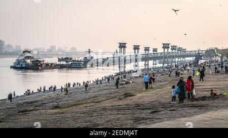 Wuhan China , 14. Februar 2021 : Menschenmenge genießen 2021 chinesische Neujahrsferien am Yangtze Flussufer in Wuhan Hubei China Stockfoto