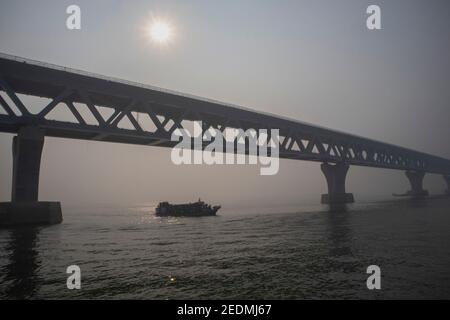 Die Padma-Brücke ist eine Mehrzweckbrücke über den Padma-Fluss. Nach Fertigstellung wird sie die größte Brücke in Bangladesch sein. Stockfoto