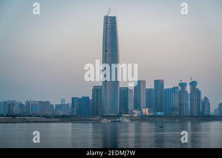 Wuhan Skyline und Yangtze Fluss mit superhohen Wolkenkratzer im Bau 2021 in Wuhan Hubei China Stockfoto