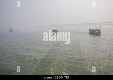 Die Padma-Brücke ist eine Mehrzweckbrücke über den Padma-Fluss. Nach Fertigstellung wird sie die größte Brücke in Bangladesch sein. Stockfoto