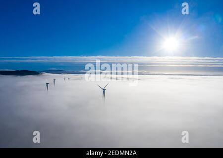 Über den Wolken bei Bonny Glen in der Grafschaft Donegal mit Nebel - Irland. Stockfoto