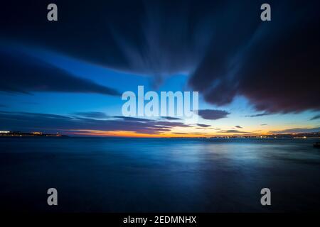 Schöne Seestück in der Dämmerung. Foto auf lange Belichtung der Meeresoberfläche nach Sonnenuntergang am Abend. Stockfoto
