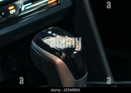 Automatik-Getriebe Schalthebel im Auto Stockfotografie - Alamy