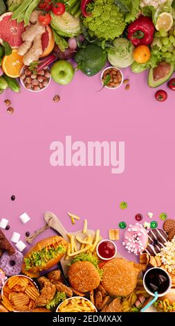 Schnelle und gesunde Lebensmittel auf rosa Hintergrund verglichen. Ungesunde Reihe von Burgern, Saucen, pommes Frites im Vergleich zu einem Satz von Gemüse, Obst, Bio-grünen Avocado, Kohl, Nüsse, Zitrusfrüchte. Stockfoto