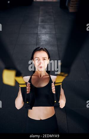 Bestimmt weibliche tun Pull-ups mit Trägern Stockfoto