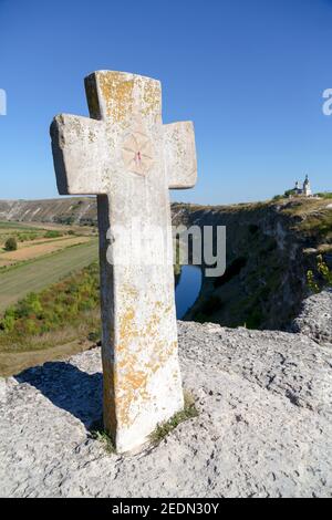 01,09.2016, Orheiul Vechi, Rajon Orhei, Moldawien - Kreuz am Orheiul Vechi Komplex, einem historischen Siedlungsgebiet, hinten das Kloster Orhei Stockfoto