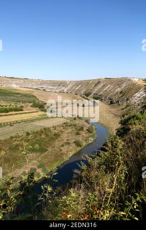 01,09.2016, Orheiul Vechi, Rajon Orhei, Moldawien - der Fluss Tyra (Raut) in der Landschaft in der Nähe des Orheiul Vechi Komplexes, einem historischen Siedlungsgebiet. Stockfoto