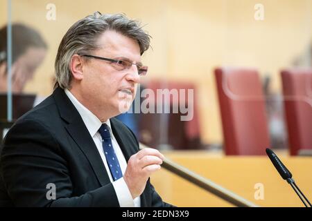 München, Deutschland. Februar 2021, 12th. Winfried Bausback (CSU), Mitglied des Landtags, spricht während einer Sitzung des Bayerischen Landtags. In der Sondersitzung des landtags wird unter anderem die verlängerte Corona-Sperre sowie die geplanten Schuleröffnungen diskutiert. Quelle: Matthias Balk/dpa/Alamy Live News Stockfoto