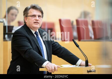 München, Deutschland. Februar 2021, 12th. Winfried Bausback (CSU), Mitglied des Landtags, spricht während einer Sitzung des Bayerischen Landtags. In der Sondersitzung des landtags wird unter anderem die verlängerte Corona-Sperre sowie die geplanten Schuleröffnungen diskutiert. Quelle: Matthias Balk/dpa/Alamy Live News Stockfoto