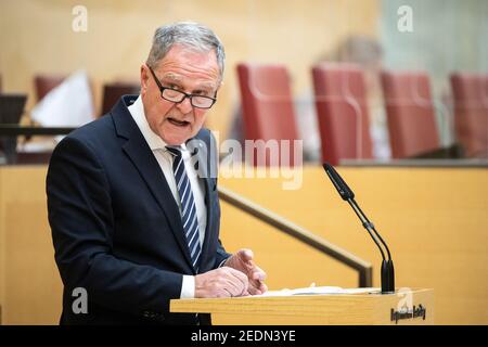 München, Deutschland. Februar 2021, 12th. Wolfgang Heubisch (FDP), Mitglied des Landtags, spricht während einer Sitzung des Bayerischen Landtags. In der Sondersitzung des landtags wird unter anderem über die verlängerte Corona-Sperre und die geplanten Schuleröffnungen diskutiert. Quelle: Matthias Balk/dpa/Alamy Live News Stockfoto