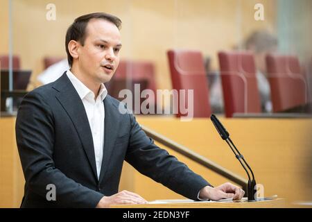 München, Deutschland. Februar 2021, 12th. Matthias Fischbach (FDP), Mitglied des Landtags, spricht während einer Sitzung des Bayerischen Landtags. In der Sondersitzung des landtags werden unter anderem die verlängerte Corona-Sperre und die geplanten Schuleröffnungen diskutiert. Quelle: Matthias Balk/dpa/Alamy Live News Stockfoto