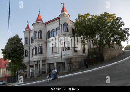 02,09.2016, Soroca, Rajon Soroca, Moldawien - Villa im höher gelegenen Roma-Viertel, abrupt von nicht-Roma als Zigeunerhügel bezeichnet. Soroca ist auch manchmal Stockfoto