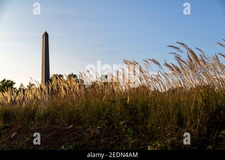 19,09.2020, Lohheide, Niedersachsen, Deutschland - Bergen-Belsen-Denkmal, Obelisk und Massengrab von 1945. Im Konzentrationslager Bergen-Belsen mehr Stockfoto