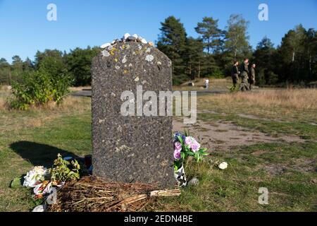 20,09.2020, Lohheide, Niedersachsen, Deutschland - Bergen-Belsen-Denkmal, symbolisches jüdisches Grab, Bundeswehr-Soldaten besuchen den ehemaligen Lagerplatz. In der Be Stockfoto