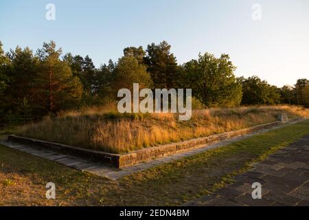 19,09.2020, Lohheide, Niedersachsen, Deutschland - Gedenkstätte Bergen-Belsen, Massengrab von 1945 mit 2500 Toten. In der Konzentrationskamera Bergen-Belsen Stockfoto