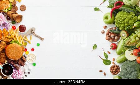 Schnelle und gesunde Lebensmittel auf weißem Hintergrund verglichen. Ungesunde Reihe von Burgern, Saucen, pommes Frites im Vergleich zu einem Satz von Gemüse, Obst, Bio-grünen Avocado, Kohl, Nüsse, Zitrusfrüchte. Stockfoto