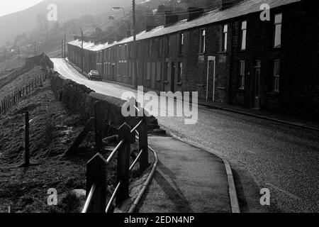 In Station Row, Tirphil, New Tredegar, Rhymney Valley, South Wales, 1984, wurden die Häuser in die Ziegelsteingebäude eingemauert, die auf den Abriss warten Stockfoto