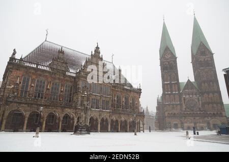 07,02.2021, Bremen, Bremen, Deutschland - Rathaus und Petersdom auf dem Marktplatz im Schnee. Das Rathaus ist der Sitz des Bürgermeisters, in Stockfoto