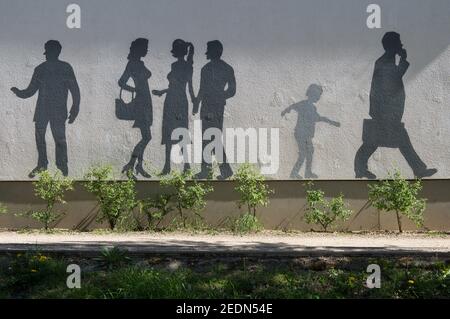 22,04.2018, Berlin, , Deutschland - Schatten von Menschen auf einer Faade gemalt.. 0CE180422D001CAROEX.JPG [MODELLVERSION: NICHT ZUTREFFEND, EIGENTUMSFREIGABE: NEIN ( Stockfoto