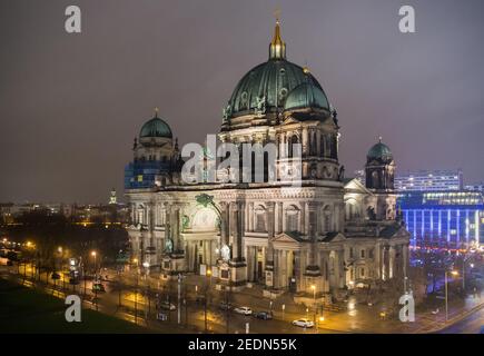 06,12.2018, Berlin, , Deutschland - Mitte - der Berliner Dom bei Nacht.. 0CE181206D001CAROEX.JPG [MODELLVERSION: NICHT ZUTREFFEND, EIGENTUMSFREIGABE: NEIN ( Stockfoto