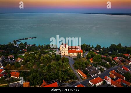 Tihany, Ungarn - Luftpanorama des Benediktinerklosters von Tihany (Tihany Abtei, Tihanyi Apatsag) mit schönem goldenen Himmel bei Sonnenuntergang über La Stockfoto