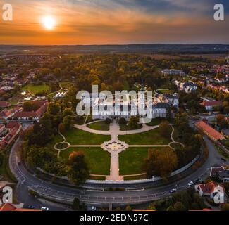 Keszthely, Ungarn - Luftpanorama von Keszthely mit dem berühmten Festetics Palast (Festetics Kastely) und einem goldenen Herbstuntergang. Keszthely hat Stockfoto