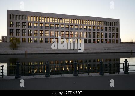 24,11.2020, Berlin, Berlin, Deutschland - das Humboldt Forum in Berlin-Mitte am Abend. Das fast fertiggestellte Museum am Schlossplatz mit dem Osten Stockfoto