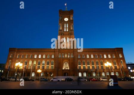 24,11.2020, Berlin, Berlin, Deutschland - das Rote Rathaus in Berlin-Mitte am Abend. 00R201124D014CAROEX.JPG [MODELLVERSION: NEIN, EIGENTUMSFREIGABE: Stockfoto