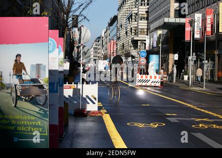 18,12.2020, Berlin, Berlin, Deutschland - der autofreie Abschnitt der Friedrichstraße in Berlin-Mitte. Markierte Fahrradwege verlaufen in der Mitte der Straße Stockfoto