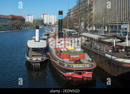 17,04.2019, Berlin, , Deutschland - Berlin-Mitte - Schiffe im historischen Hafen. 0CE190417D002CAROEX.JPG [MODELLVERSION: NICHT ZUTREFFEND, EIGENTUMSFREIGABE Stockfoto