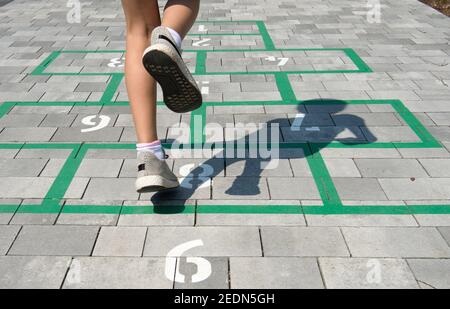 06,06.2019, Berlin, , Deutschland - Berlin-Mitte - Mädchen spielen hopscotch.. 0CE190606D003CAROEX.JPG [MODEL RELEASE: NO, PROPERTY RELEASE: NO (c) caro ima Stockfoto