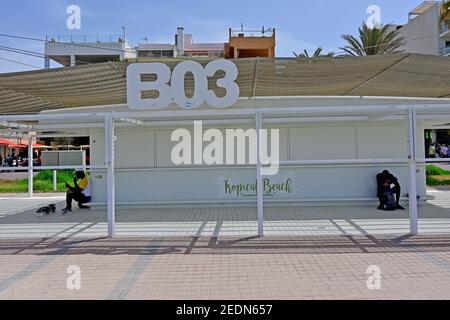 09,07.2020, Arenal, Mallorca, Spanien - Arenal, Platja de Palma. Trotz der Reisewarnung für die Balearen aufgehoben, die Massen von Touristen Stockfoto