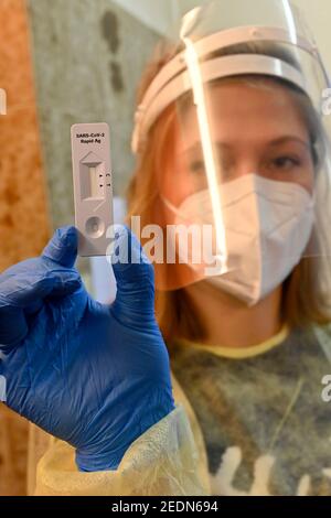 23,12.2020, Essen, Nordrhein-Westfalen, Deutschland - Schnellantigen-Test in einer Hausarztpraxis. GP in Schutzkleidung mit SARS-CoV-2-Antigenschnellem Stockfoto