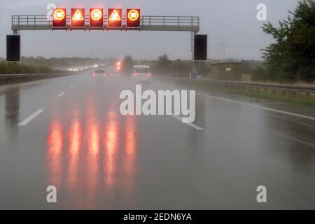 18,08.2019, Eilsleben, Sachsen-Anhalt, Deutschland - Tempolimit am A2 im Regen wegen Rutschgefahr. 00S190818D101CAROEX.JPG [MODELL R Stockfoto