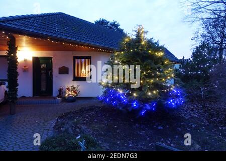 29,12.2019, Neuenhagen, Brandenburg, Deutschland - Weihnachtsbaum vor einem Einfamilienhaus. 00S191229D117CAROEX.JPG [MODEL RELEASE: NO, PROPERTY RELEAS Stockfoto
