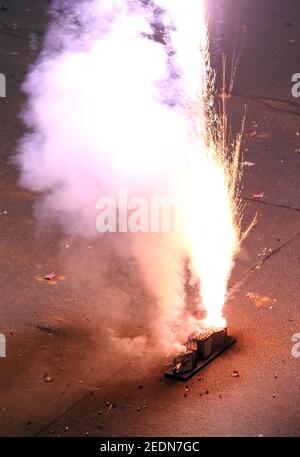 01,01.2020, Berlin, Rheinland-Pfalz, Deutschland - Feinstaub vom Boden Feuerwerk am Silvesterabend.. 00S200101D282CAROEX.JPG [MODELLVERSION Stockfoto