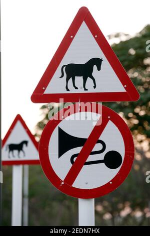 27,02.2020, Doha, , Katar - Verkehrszeichen: Achtung Pferde, kein hupen.. 00S200227D074CAROEX.JPG [MODEL RELEASE: NO, PROPERTY RELEASE: NO (c) caro im Stockfoto