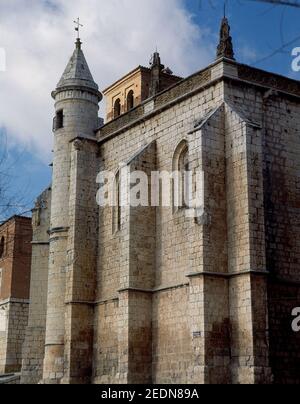 IGLESIA DE SAN ANTOLIN - SIGLO XVI - CONTRAFUERTES Y TORRE - GOTICO ESPAÑOL. ORT: IGLESIA DE SAN ANTOLIN. Tordesillas. Valladolid SPANIEN. Stockfoto