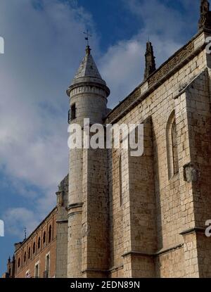 IGLESIA DE SAN ANTOLIN - SIGLO XVI - CONTRAFUERTES Y TORRE - GOTICO ESPAÑOL. ORT: IGLESIA DE SAN ANTOLIN. Tordesillas. Valladolid SPANIEN. Stockfoto