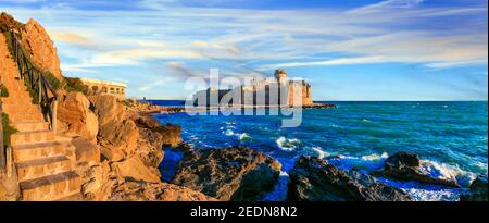 Schöne mittelalterliche Burgen von Italien - Le Castella.das Hotel liegt im Meer. Isola di Capo Rizzuto in Kalabrien Stockfoto