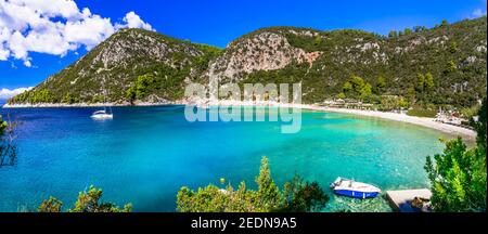 Die besten Strände der Insel Skopelos - Limnonari mit herrlicher Bucht und türkisfarbenem Meer. Sporaden Inseln von Griechenland Stockfoto