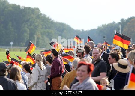 03,10.2020, Hoppegarten, Brandenburg, Deutschland - am Tag der Deutschen Einheit werden Nationalflaggen gehisst. 00S201003D473CAROEX.JPG [MODELLVERSION: NEIN, PR