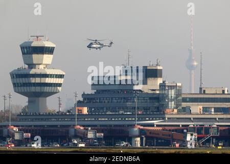 08,11.2020, Berlin, Berlin, Deutschland - H215 der Super-Puma-Hubschrauber der Bundespolizei fliegt kurz vor seinem Closu über den Flughafen Berlin-Tegel Stockfoto