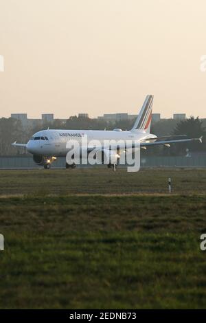 08,11.2020, Berlin, Berlin, Deutschland - Letzter Start vom Flughafen Berlin-Tegel: Air France AF1235 Richtung Paris wartet auf der Start- und Landebahn auf die Freigabe Stockfoto
