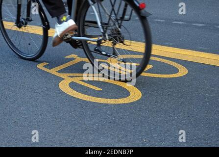 20,11.2020, Berlin, , Deutschland - Nahaufnahme: Radler fahren auf einem Pop-up-Radweg.. 00S201120D862CAROEX.JPG [MODELLVERSION: NEIN, EIGENTUMSFREIGABE: NEIN ( Stockfoto