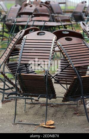 18,11.2020, Dresden, Sachsen, Deutschland - in einem geschlossenen Biergarten lehnen sich Stühle wegen der Corona-Pandemie an die Tische. 00S201118D829CAR Stockfoto